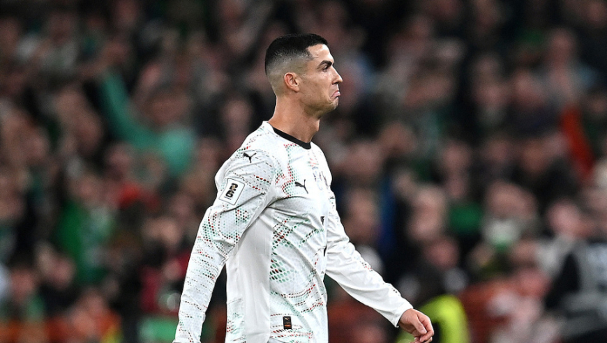 40岁C罗国家队首次染红！肘击+做哭泣手势嘲讽对手，世预赛生涯落幕