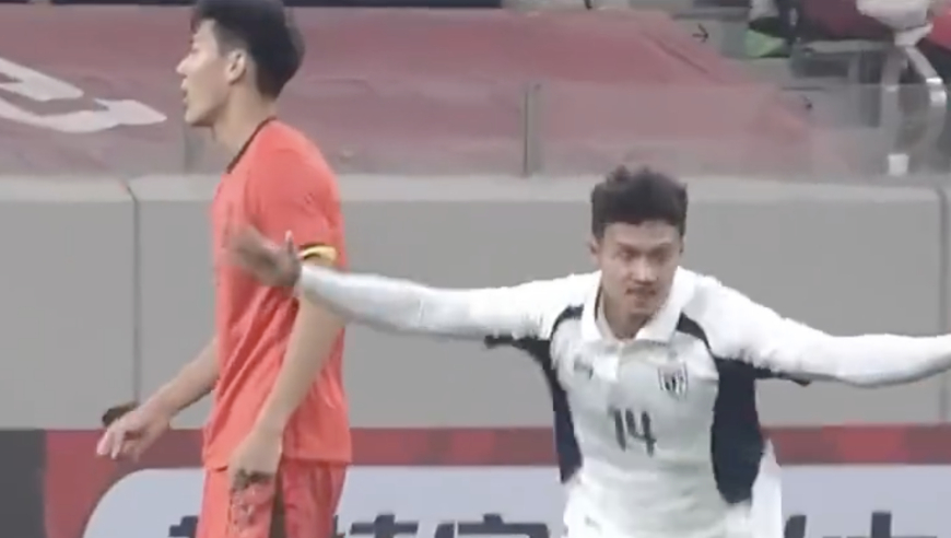短短13分钟连丢2球 U23国足0-2落后泰国：鲍世蒙巨大失误 门将摊手