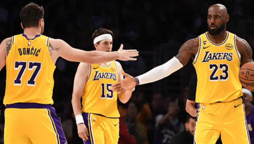 湖人6连胜又迎喜讯！詹姆斯降薪再打一年，网友：白菜价