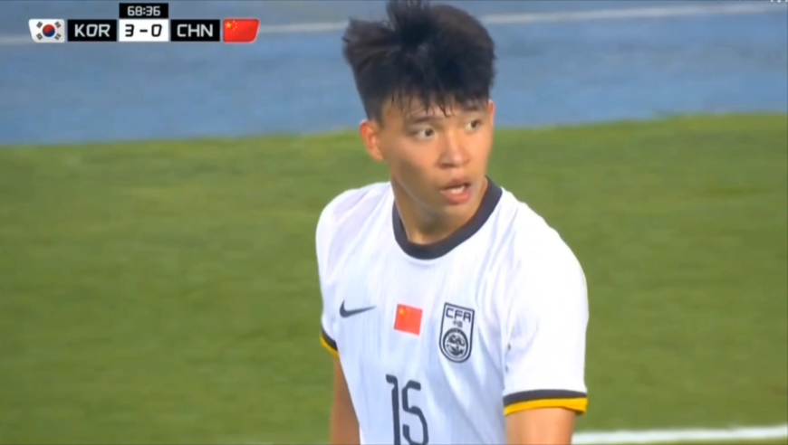 国足仅剩亮点！王钰栋边路1V2强突过人传中，可惜太高张玉宁无能为力
