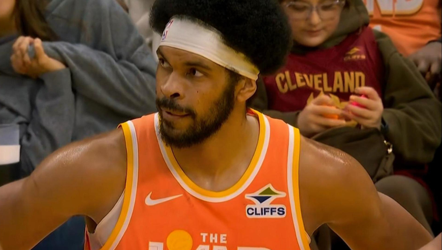 这流畅的进攻！骑士阿伦篮下打穿尼克斯+米切尔无解单打连轰8分