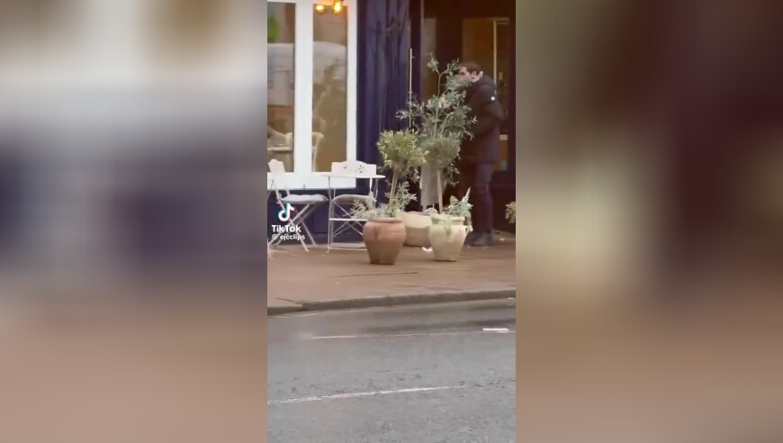 还没回家，阿莫林被拍到和妻子在曼市街头散步