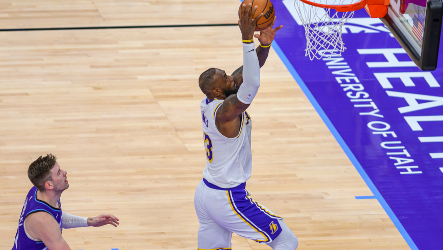 詹姆斯vs爵士17分8助攻集锦：开场暴扣+背打强吃乔治欺负小朋友