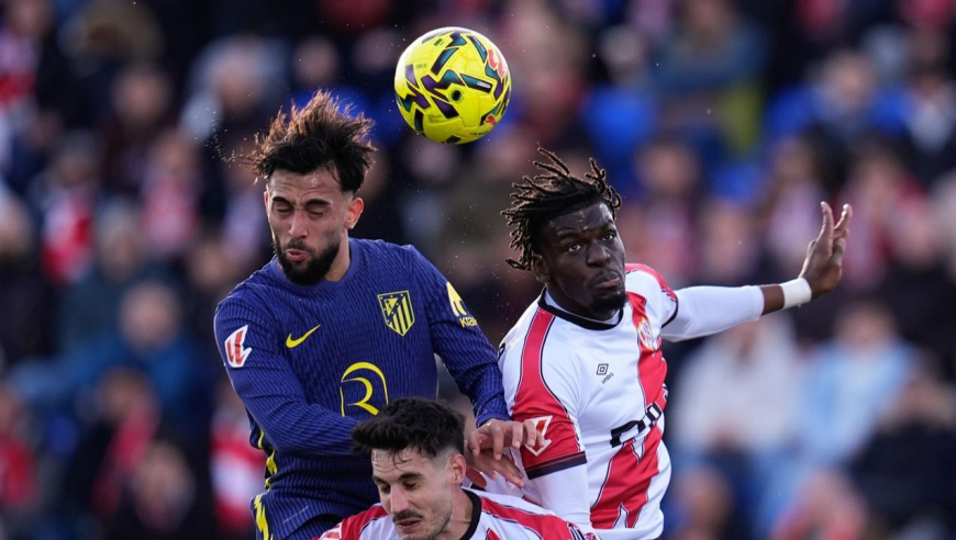 被打跪了！慢镜还原马竞被西甲队头顶脚踢进三球，防线全员掉线