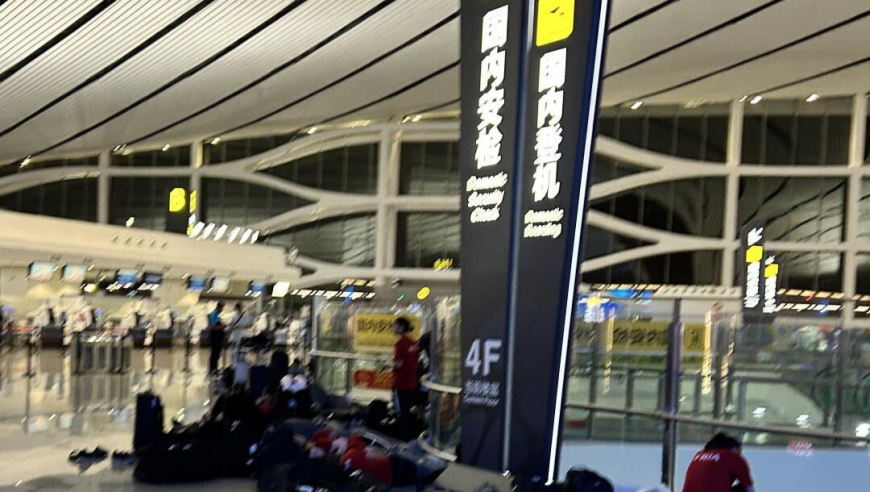 辛酸？叙利亚女足来华在机场打地铺过夜！男足赢国足后曾逛49元小摊