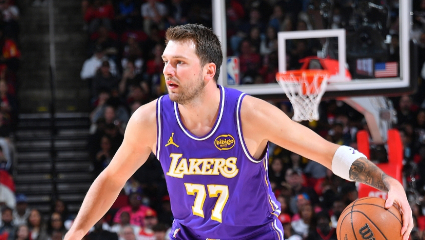 多大仇！东契奇倒地和火箭众将拼抢 随后上篮被奥科吉撞飞