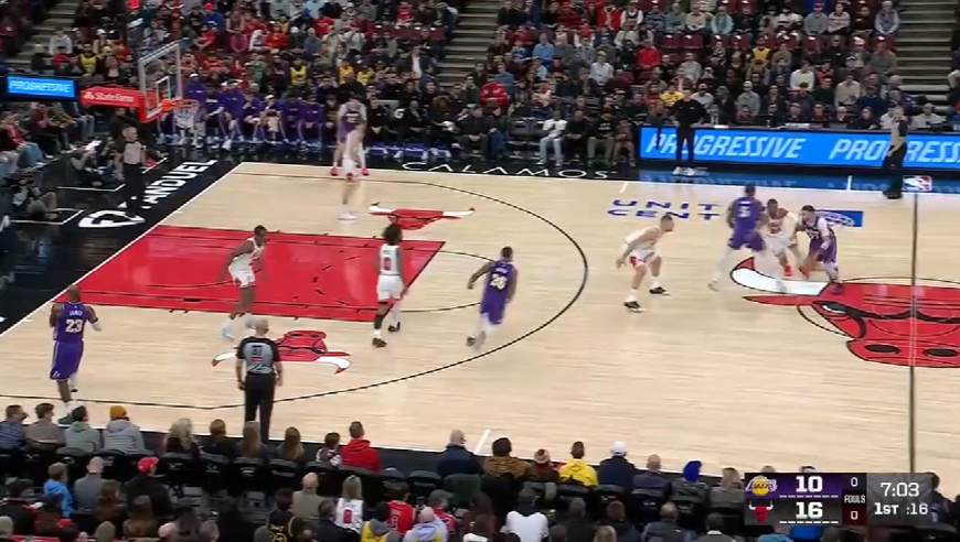 天神下凡！还原东契奇狂轰46+7+11打爆公牛全过程，湖人全队沸腾