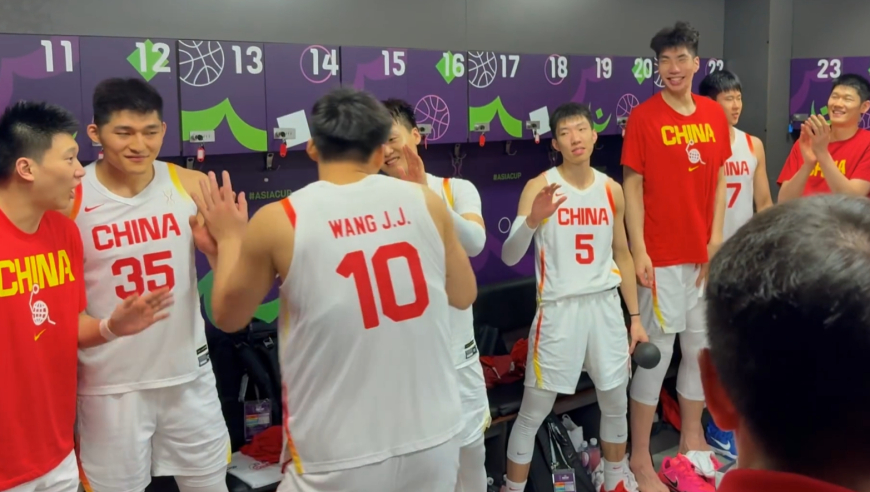官方晒更衣室！王俊杰团宠，郭士强给足赵睿肯定，胡金秋开心坏了