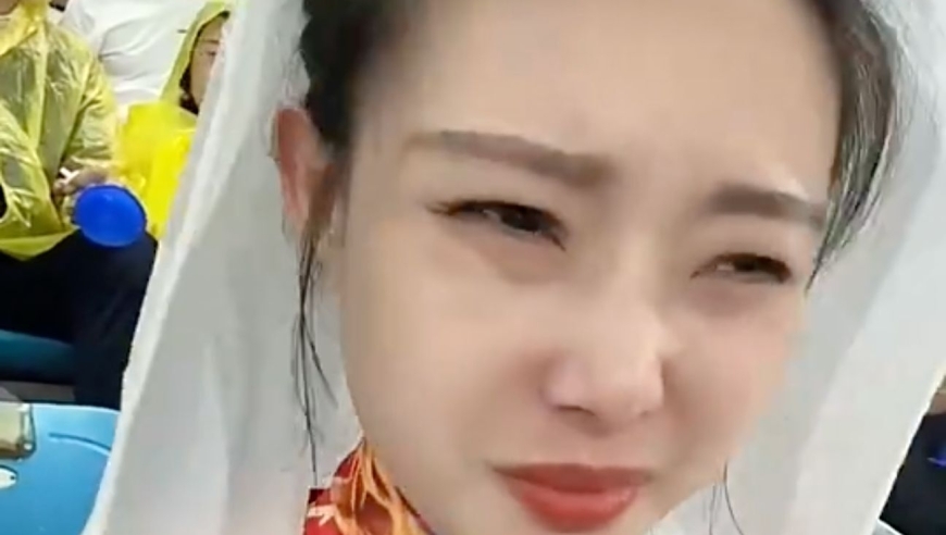 快哭了！常州美女球迷看台连捶胸口：南京队毫无友谊精神 0-3了还要进