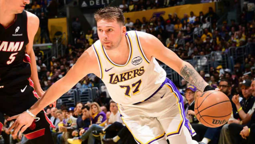 湖人暂停归来上死亡五小 拉拉维亚反击暴扣东契奇以一敌二