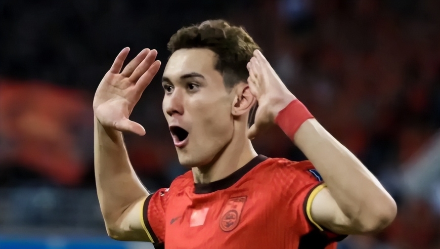 关键先生！中国男足22岁新星爆发，2球击溃韩国，他是王钰栋最佳搭档