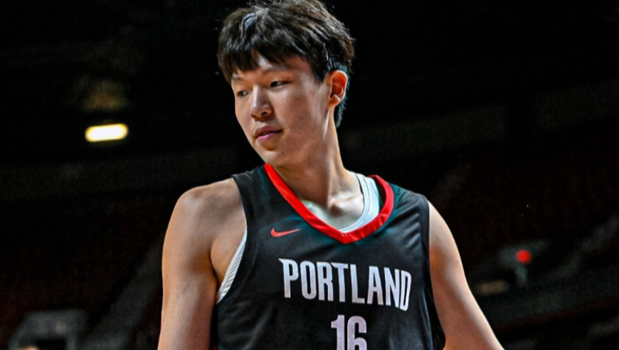 你打我我也打你！杨瀚森登场就被打2+1 但立刻篮下回应小勾手