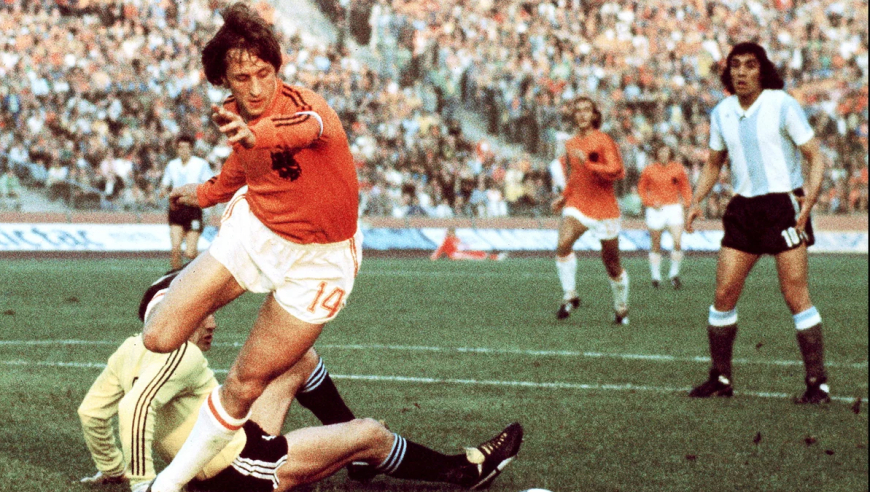 足球教父！荷兰历史第一人克鲁伊夫 请欣赏“荷兰飞人”技术集锦