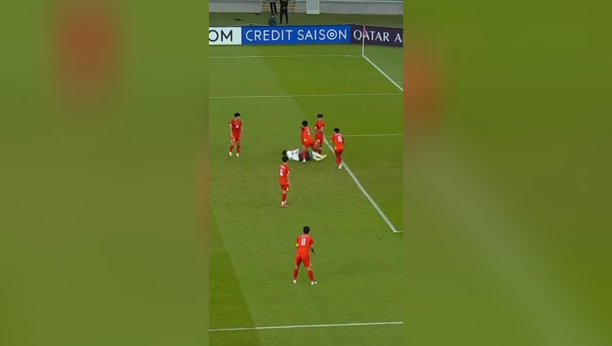 输球又输人！越南球员丢球后破防，暴力拳击拜合拉木染红