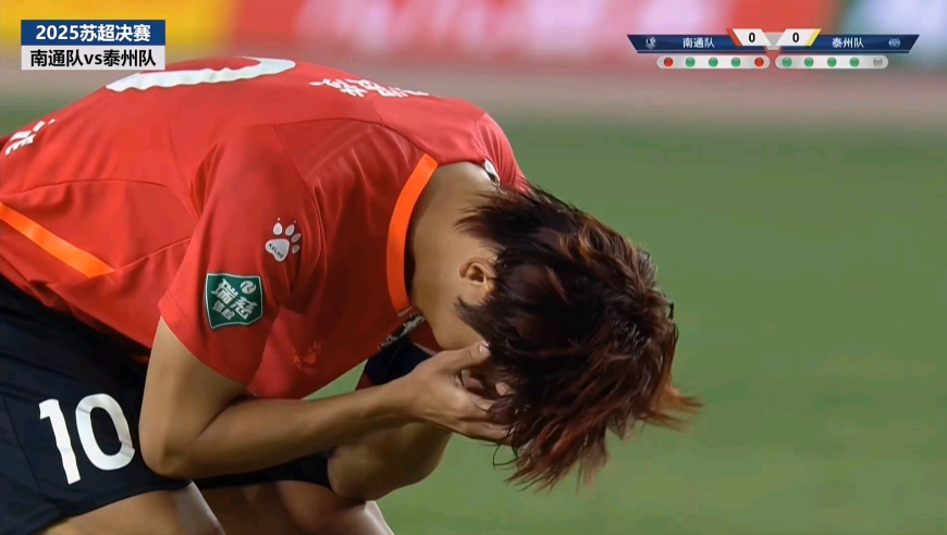 紧张到窒息！慢镜还原泰州点球大战4-3南通夺冠，全队沸腾庆祝