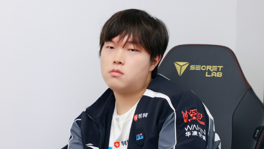 BLG刚被淘汰，就被拍到在商K开心唱歌，身边还有果盘女陪酒