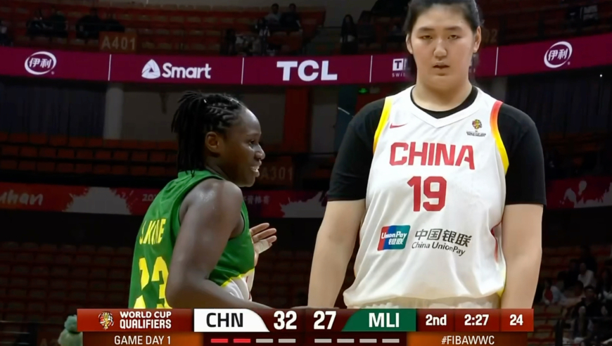 中国女篮第二节再度派上张子宇 篮下拿球被两人包夹直接拉下
