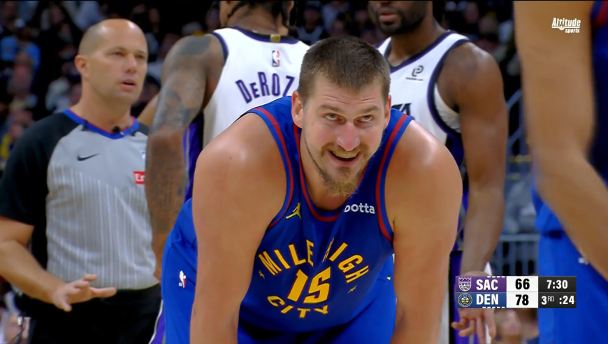 约基奇假摔一幕多角度回看！夸张倒地得逞后大笑 尤班克斯甩手表达不满！