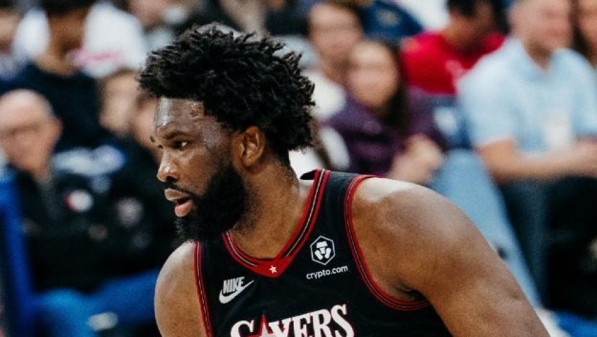 马克西超艾弗森队史第1人！热巴两双难救主，恩比德26+11率队灭火