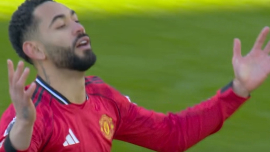 可惜！曼联发动进攻，库尼亚禁区外抽射破门边裁示意越位在先