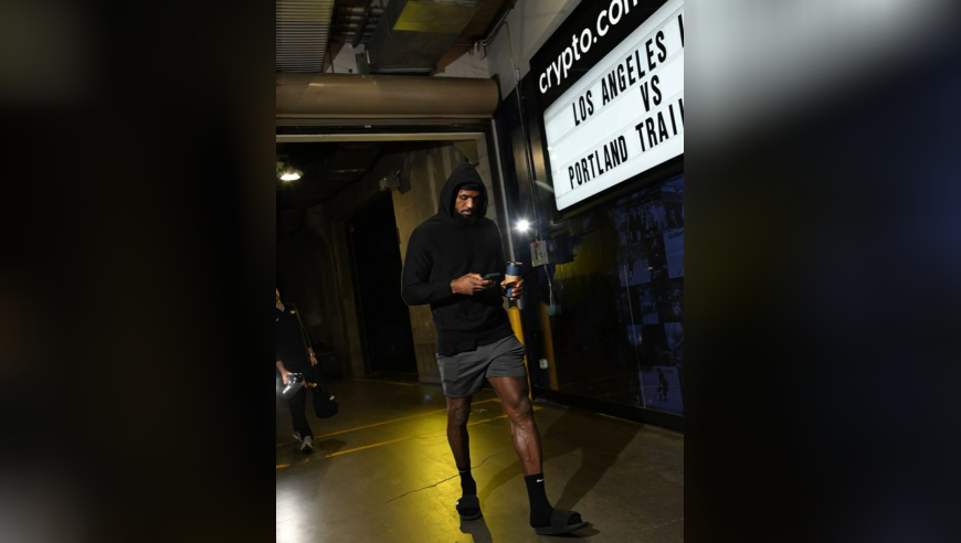 时尚达人变身布朗大叔，老詹的着装风格为什么会改变？