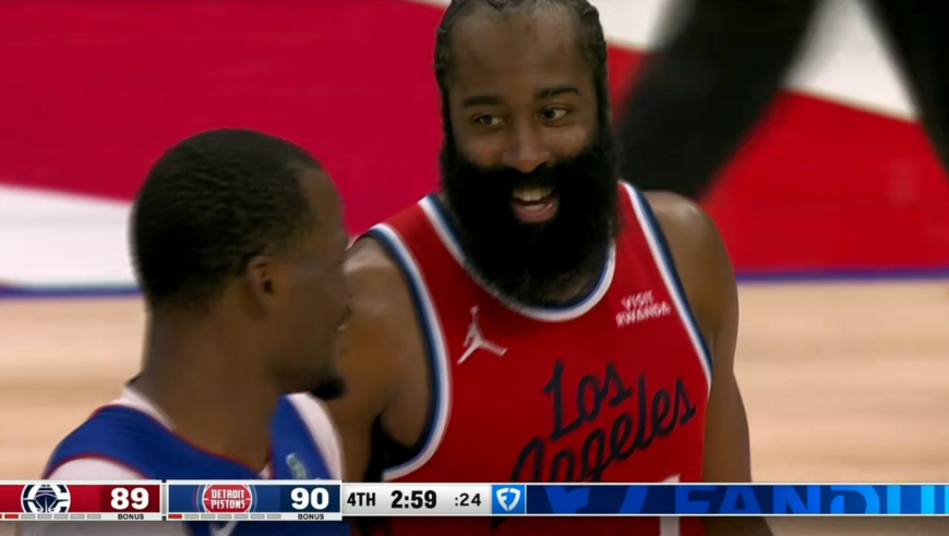 造犯规大师！哈登招牌夹臂2+1活塞挑战失败 解说直言技巧拉满