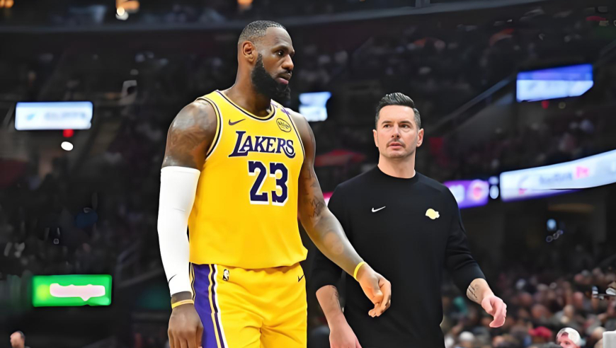 詹姆斯比赛时与对手闲聊，雷迪克叫暂停摇头不满：咱落后21分呢