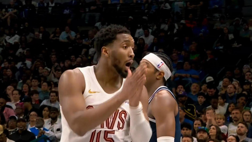 骑三疯！米切尔太空漫步2+1引领骑士81秒连轰9分领先独行侠到25分