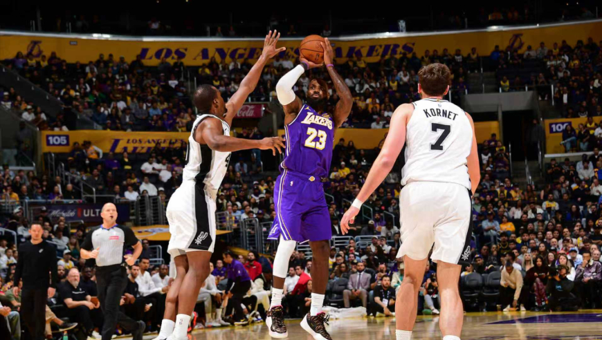 Top时刻 | 11日五佳球：詹皇战斧隔扣 切特排球大帽送狄龙