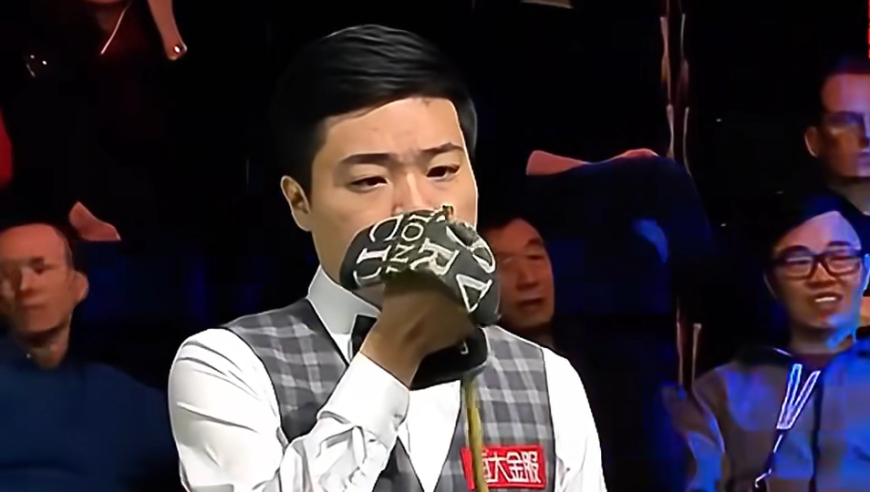 体坛名场面｜斯诺克的灵魂正是斯诺克！被超2分彩球错乱，丁俊晖用防守逆转！