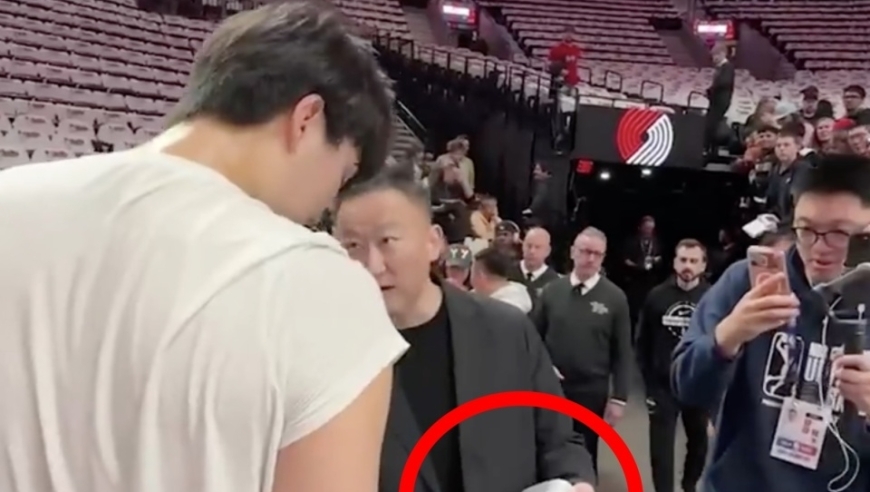 来真的？刘维伟在NBA赛场给杨瀚森指导战术，把媒体记者给逗乐了！