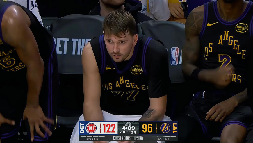 离谱！东契奇末节两罚不中+强投三分不中 湖人翻盘无望提前投降