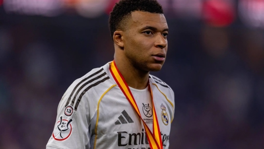 高情商呢？西超杯决赛后姆巴佩阻止队友列队致敬巴萨 丢冠丢破防了