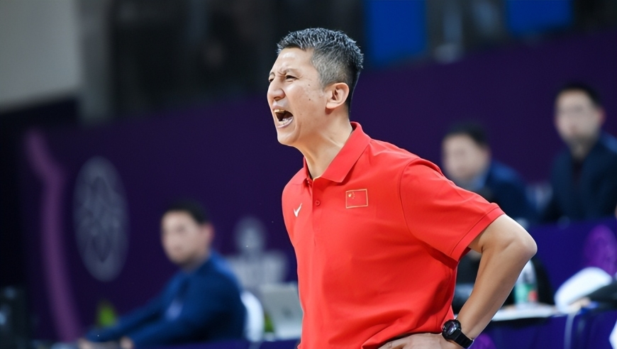 男篮4分惜败！暴露出3个问题，2人要弃用，2人提进首发，周琦需少用