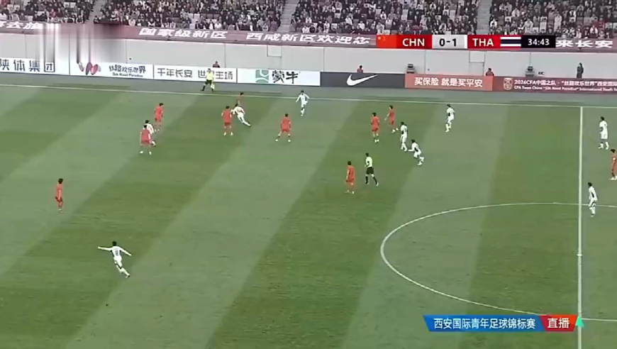 太坑！慢镜还原U23国足后卫乌龙助攻+滑倒送大礼，泰国全队笑翻