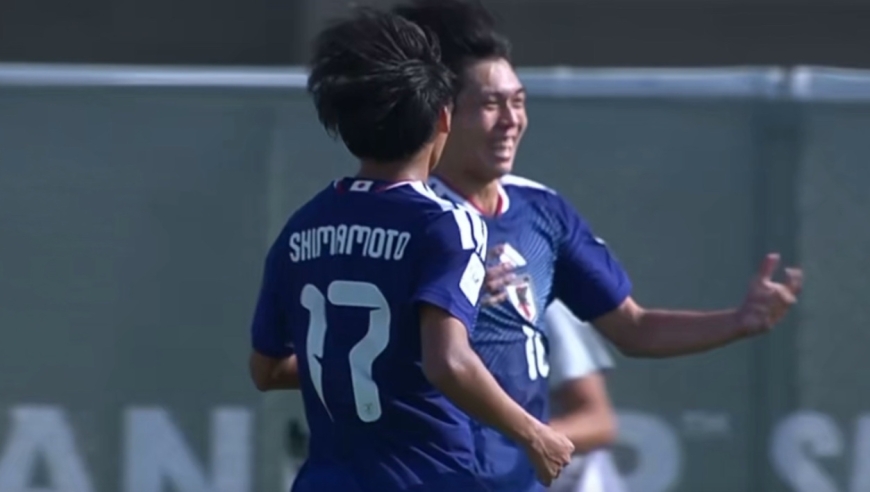日本U23先下一城！队伍角球开出，禁区内小泉佳弦补射破门
