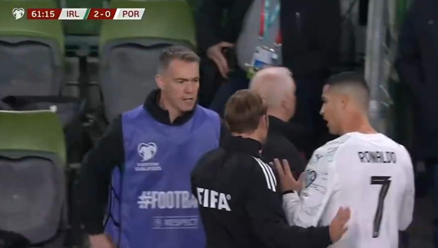 又干了？C罗报复性肘击对手 裁判看完回放后直接红牌罚下