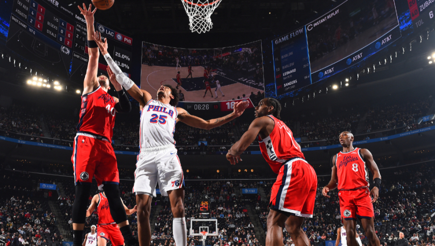 疯狂对轰！快船76人四分钟对轰34分 莱昂纳德连拿9分依然被打停