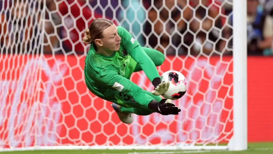 太神了！现场实拍萨福诺夫点球大战四连扑 球迷：一夫当关 万夫莫开