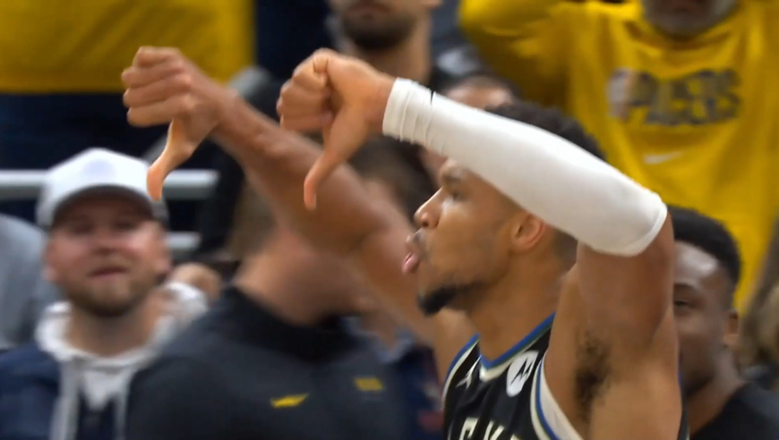 慢镜头回看字母压哨绝杀！迎着两人高难跳投打进 拇指朝下极限嘲讽