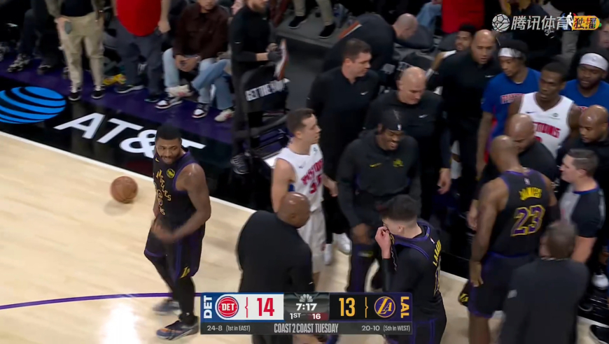 要打架！斯马特对位邓罗被戳眼睛 起身后不满直奔活塞替补席吃T