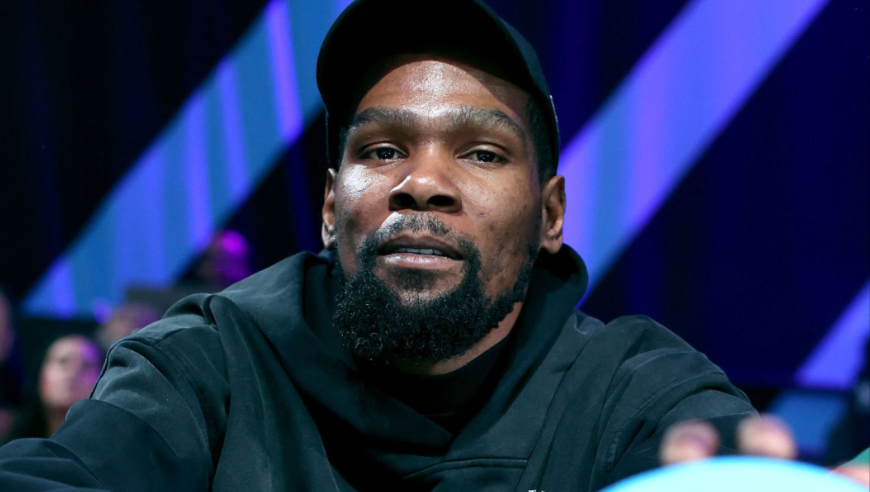 黄金单身汉！杜兰特输热火后被拍：与多位身材火辣模特走进餐厅