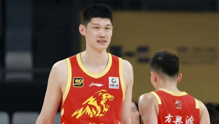 Top时刻 | 12日五佳球：塔克压哨飞身暴扣 胡金秋篮下遭血帽