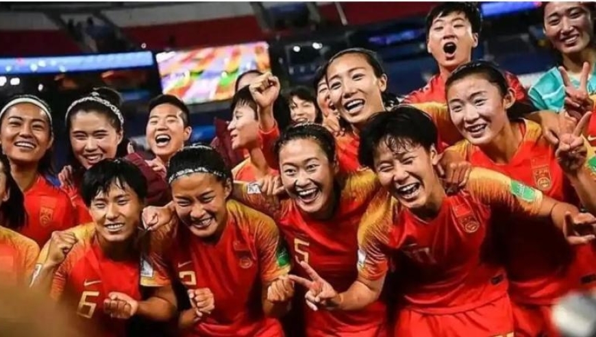 女足4-3击败U16男足！国足再成背景板，球迷炸锅：国足怕不是还真打不过女足？