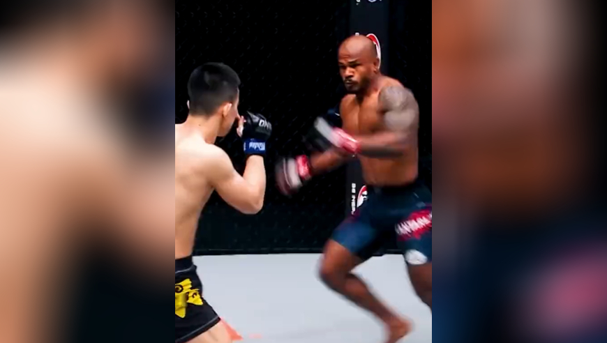 体坛记忆｜少林实战总教头下山，一招蜻蜓点水，干碎老外头骨KO！（１）