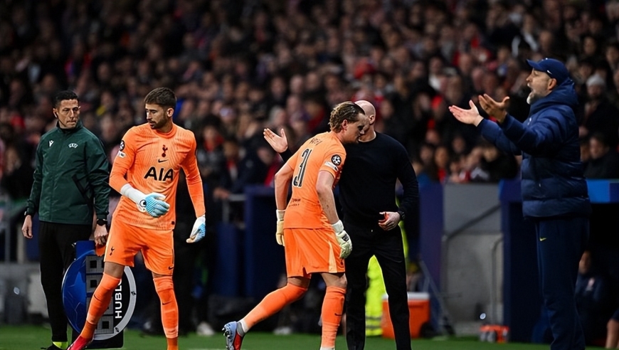 热刺门将17分钟被换下不算尴尬！盘点足坛最羞辱式换人：有人仅踢6分钟！