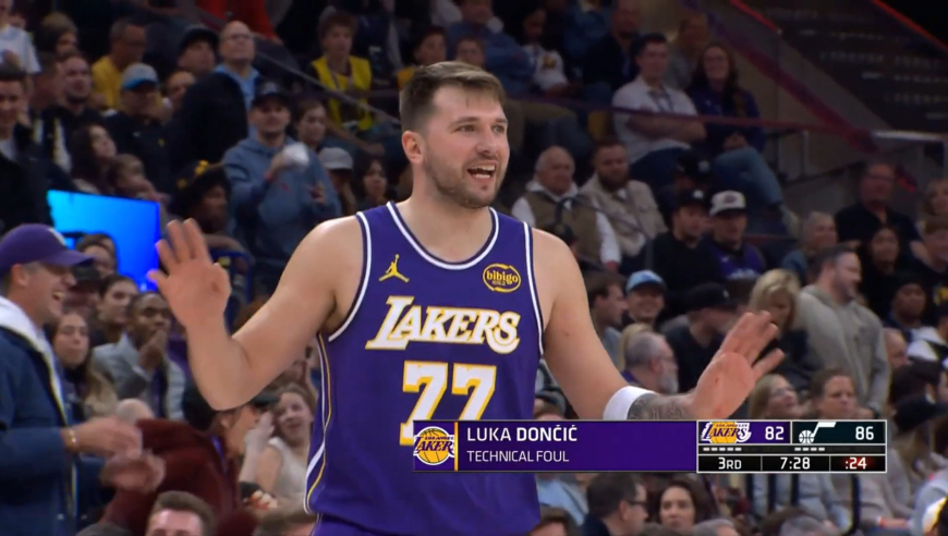 这怎么还急了！詹姆斯单臂劈扣后斯玛特进攻犯规 东契奇砸球吃技犯