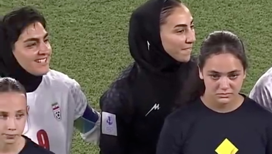 祖国遭空袭！戴头巾的伊朗女足球员集体拒唱国歌 有人微笑有人落泪
