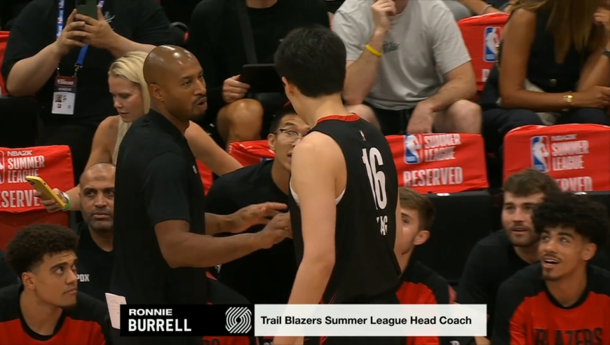 这个习惯要改！杨瀚森吃到NBA首个防守3秒 主教练赶紧单独提醒一下