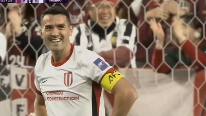 成都进攻还得看韦世豪！边路轻松传球摆脱精准传中，周定洋头球中柱